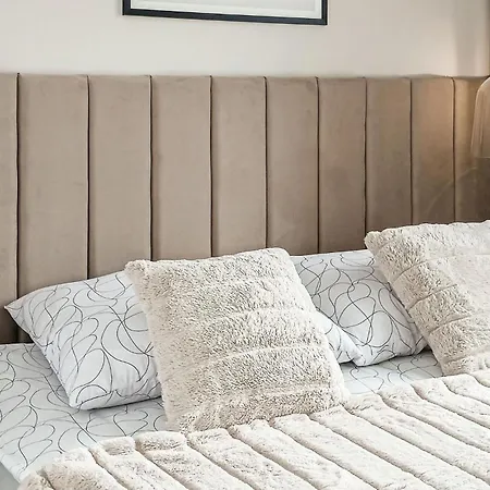 2 Bedroom Gorgeous In Апартаменты Бискупец